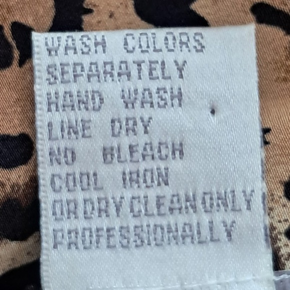 Vtg‎ PETITE SOPHISTICATE 2 Lux 100% Silk Fitted Animal Print Blouse Back Button - Picture 7 of 8